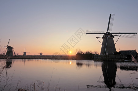 荷兰Kinderdijk冬季风速车小孩堤防背景图片