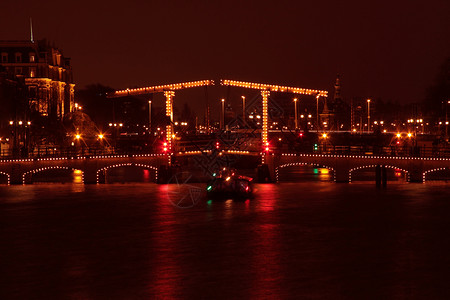 晚上在荷兰阿姆斯特丹Thiny桥背景图片