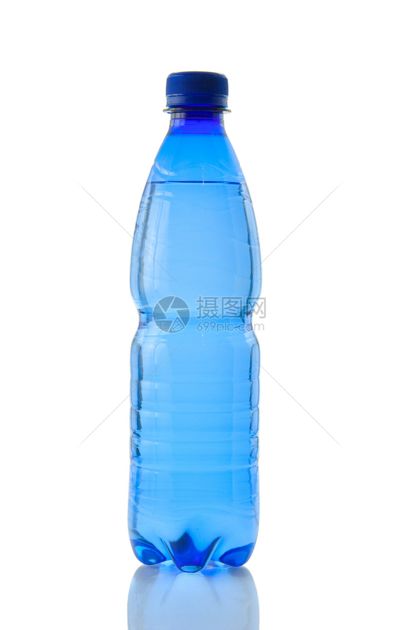 一瓶矿泉水 在白色背景上反射水合物吞咽螺丝帽矿物生活瓶装茶点食物瓶子气泡图片