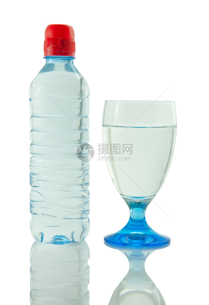 反映白色背景的瓶装矿泉水和一杯矿泉水保湿吞咽食物饮食镜子脱水气泡茶点飞沫水合物图片