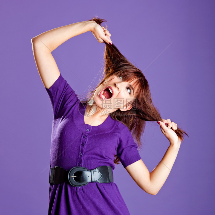 愤怒的女人青年女孩紫色成人女性头发工作室图片