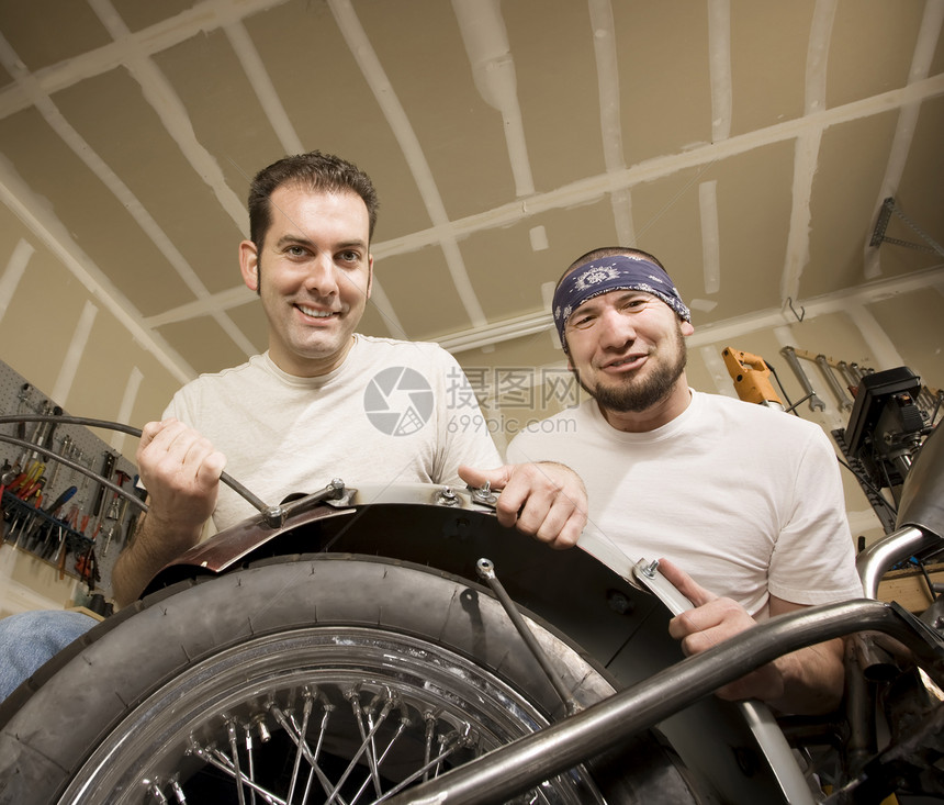 两辆摩托车机械师 一台Fender工作菜刀挡泥板友谊引擎男性朋友车库工具爱好图片