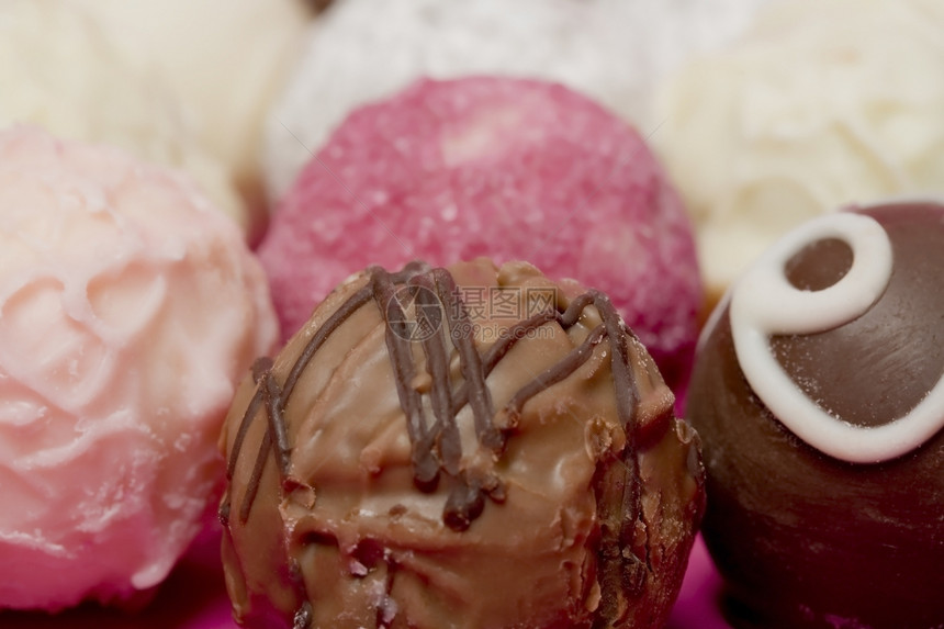 柱形巧克力糖果乳白色圆形棕色展示甜点粉色礼物松露图片