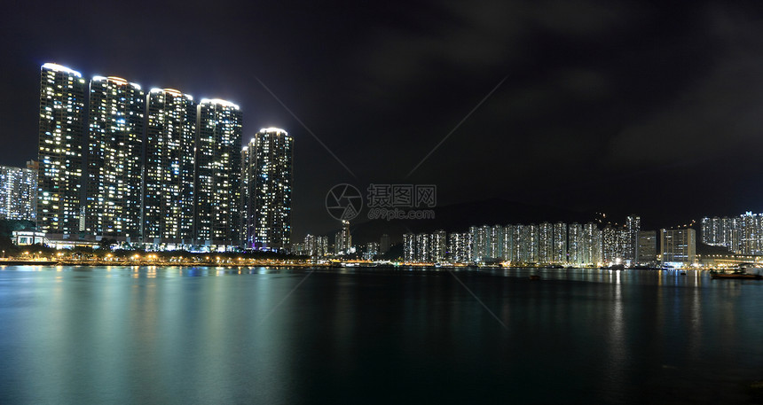 晚上在香港的公寓楼大楼蓝色城市紫色摩天大楼商业反射景观血管港口建筑学图片