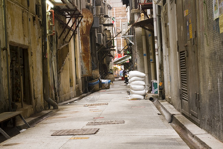 漫长黑暗的后巷犯罪城市仓库窗户建筑街道石头垃圾桶通道场景背景