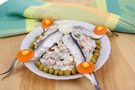 沙拉洋葱胡椒玉米桌子鲱鱼盘子白色产品黄瓜餐厅背景图片