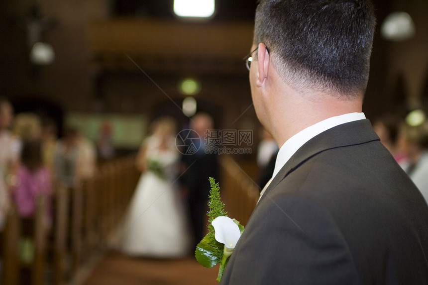 等待新娘的到来婚姻花朵裙子新婚婚礼女士面纱教会夫妻仪式图片
