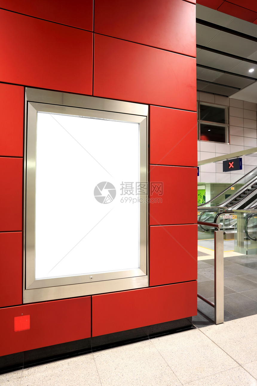 地铁站的空白广告牌控制板庇护所城市人行道街道民众公共汽车车站运动运输图片