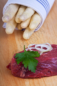 一组原始白色的细微细节营养牛肉烹饪食物牛扒团体蔬菜发芽木头香菜背景图片