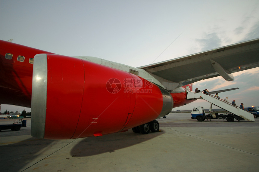 红平面橙子航空公司翅膀力量喷射旅行航班乘客夜景气氛图片