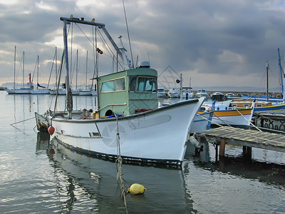 渔船港口反射海岸线海岸渔夫背景图片