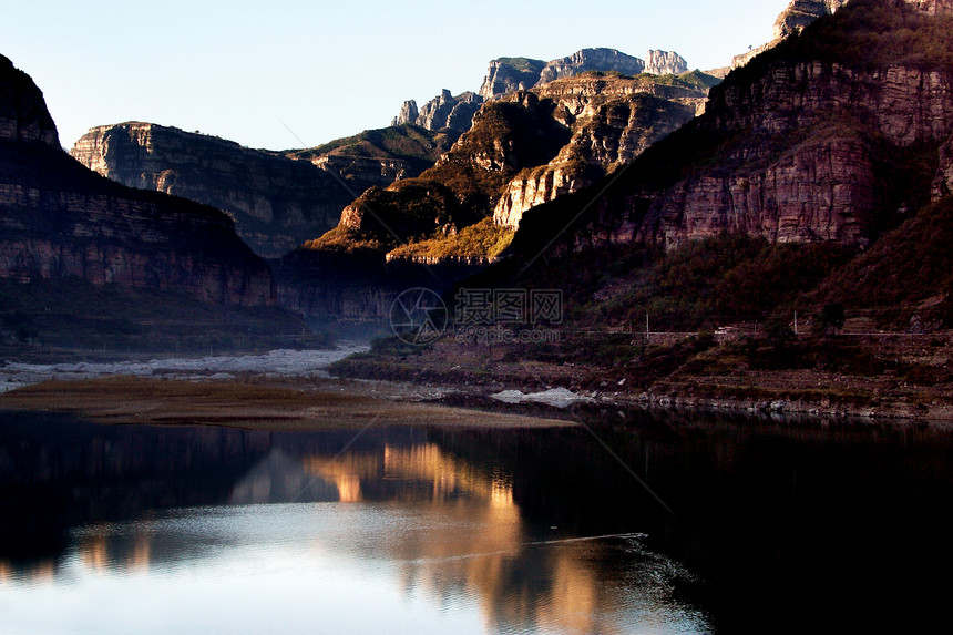 自然 风景 旅行太阳旅游河流山脉金子绿水反射岩石村庄红色图片
