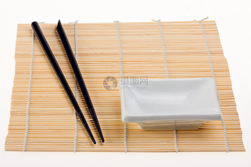 竹垫上的两对筷子厨房盘子竹子传统文化烹饪图片