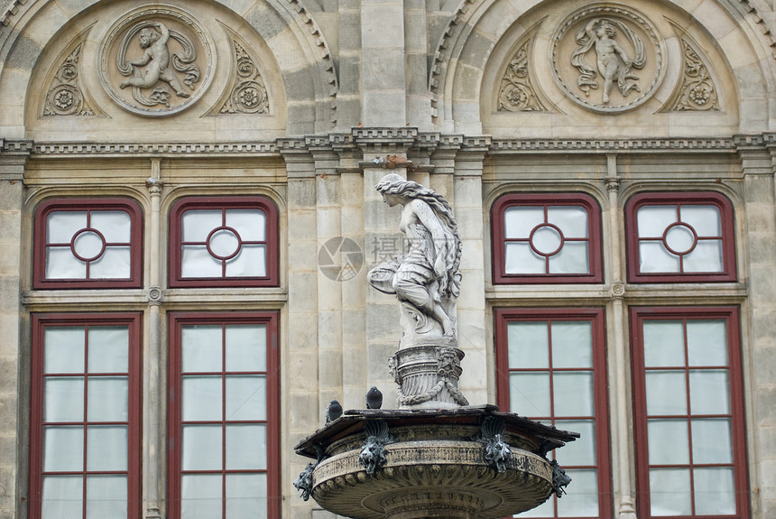 在Vienna州立歌剧前的雕塑图片