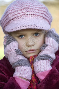 女孩的肖像孩子粉色公园红色手套背景图片