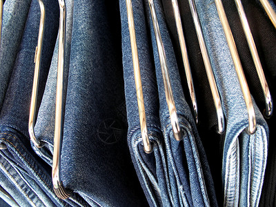 牛仔裤面料织物店铺尺寸衣服裤子衣架金属背景图片
