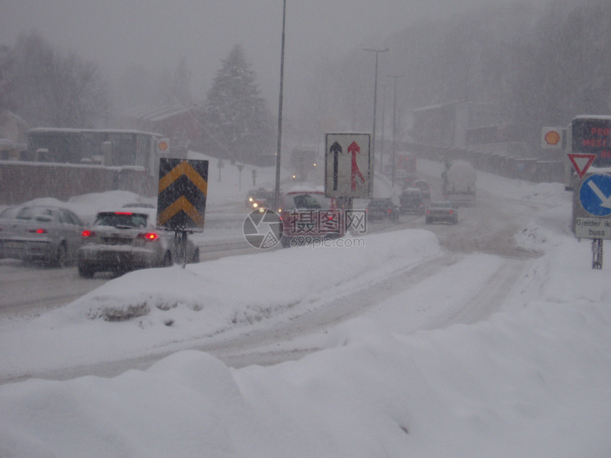 3号环形公路的雪暴中堵塞交通流量白色风暴街道速度下雪暴风雪驾驶车辆旅行汽车图片