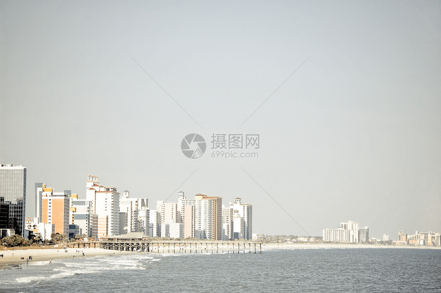 海滩表面背景天空码头波浪建筑物风景桃金娘图片