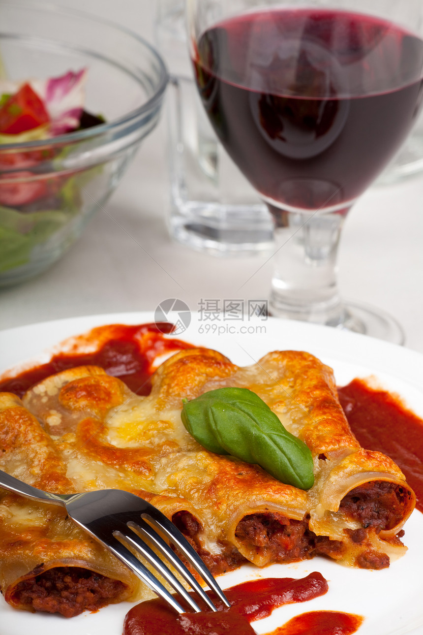传统的番茄酱甘乃罗尼意大利面菜美味面条酒杯草本植物叶子沙拉盘子食物午餐玻璃图片