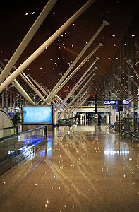 机场厅行人游客人群假期运输飞机场乘客走廊旅行速度高清图片