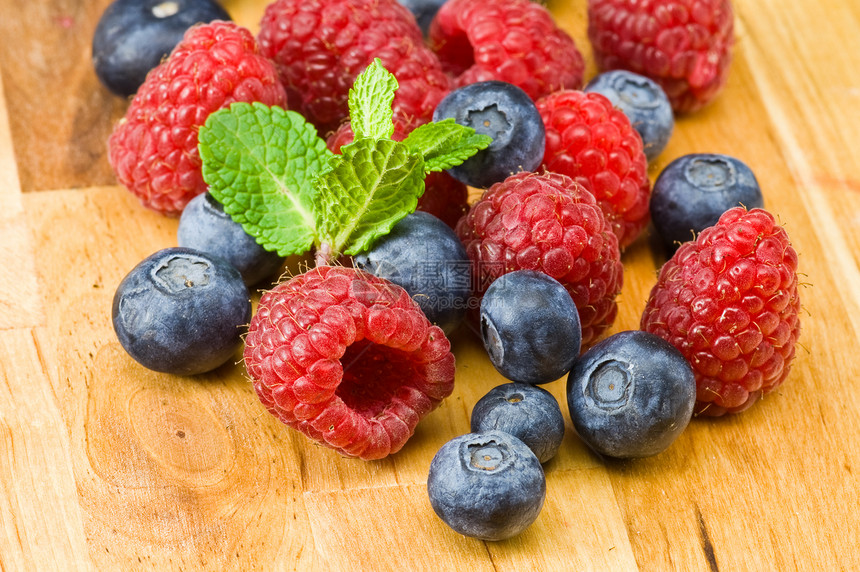 蓝莓和有薄荷叶的草莓宏观水果甜点红色团体美食覆盆子木头食物蓝色图片