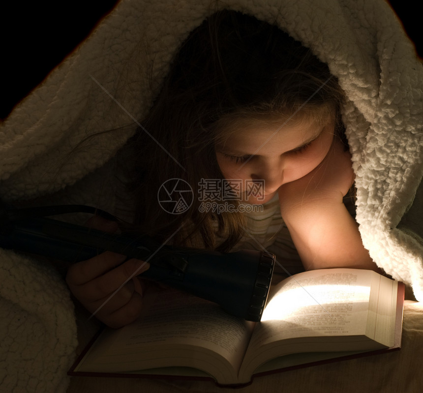 黑暗中的儿童阅读图片