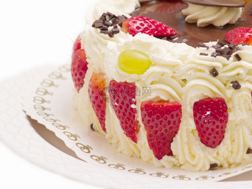 带草莓和奶油的美味层蛋糕图片