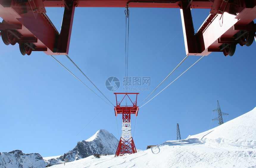 雪山上的滑雪升起图片