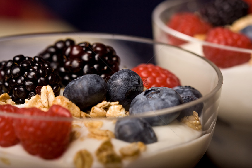 新鲜水果图层生产酸奶营养蓝色早餐鞭打奶油甜点浆果图片