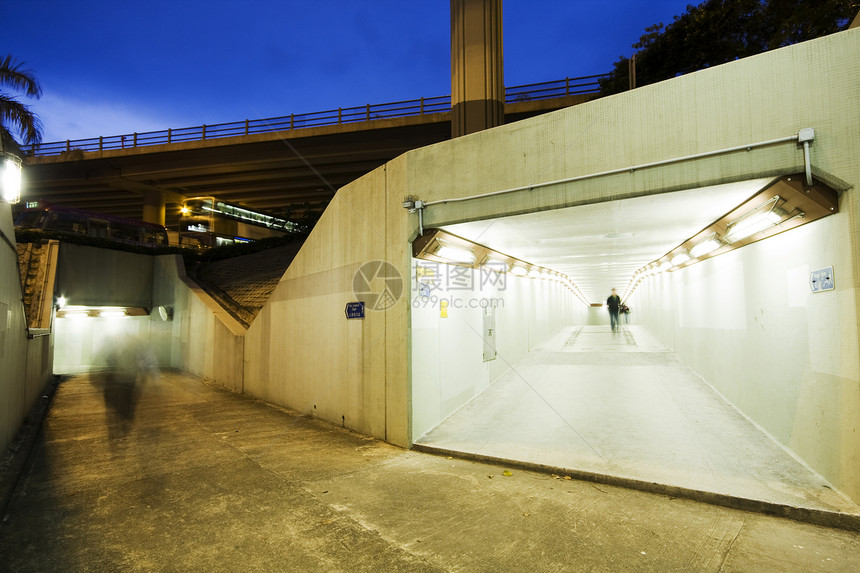 有灯的长长隧道圆圈车道反射石头行人沥青地面走廊图片