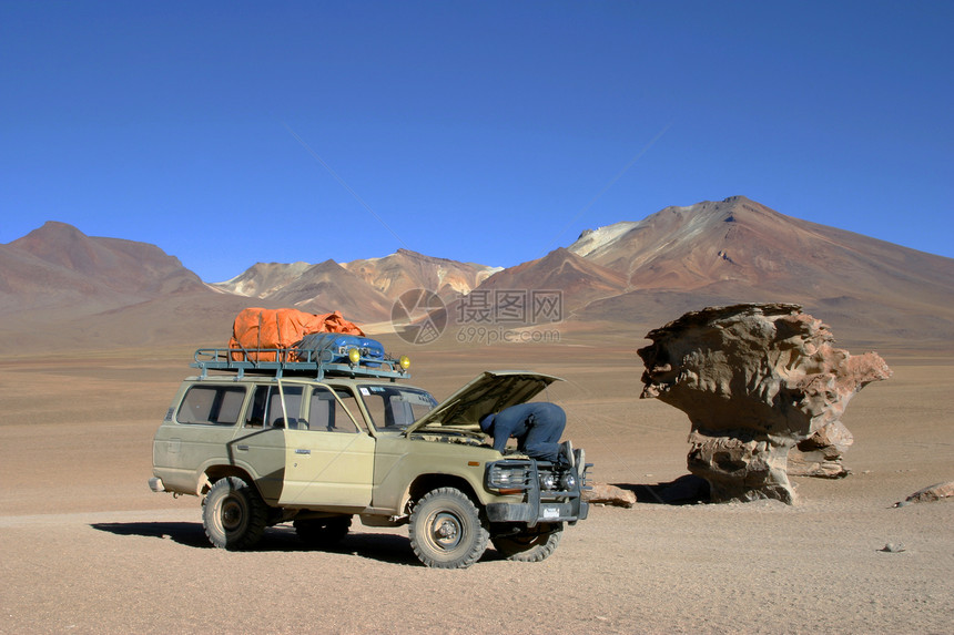 沙漠中的汽车侵蚀天空太阳岩石维修石头蓝色男人旅行地球图片