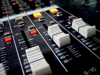 音频混音器歌曲记录嗓音黄色红色灰色按钮配乐工作室白色背景图片