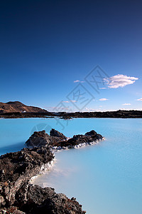 泻湖冰岛蓝环礁地热浴池的白乳和蓝水背景