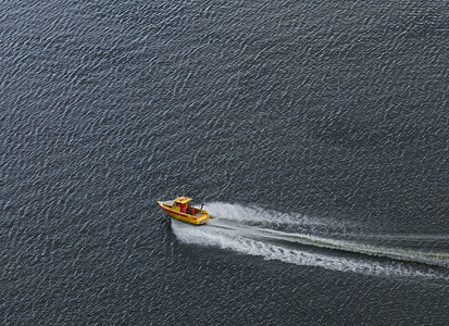 黄船乐趣速度自由假期生活水手力量痕迹成人男人高清图片