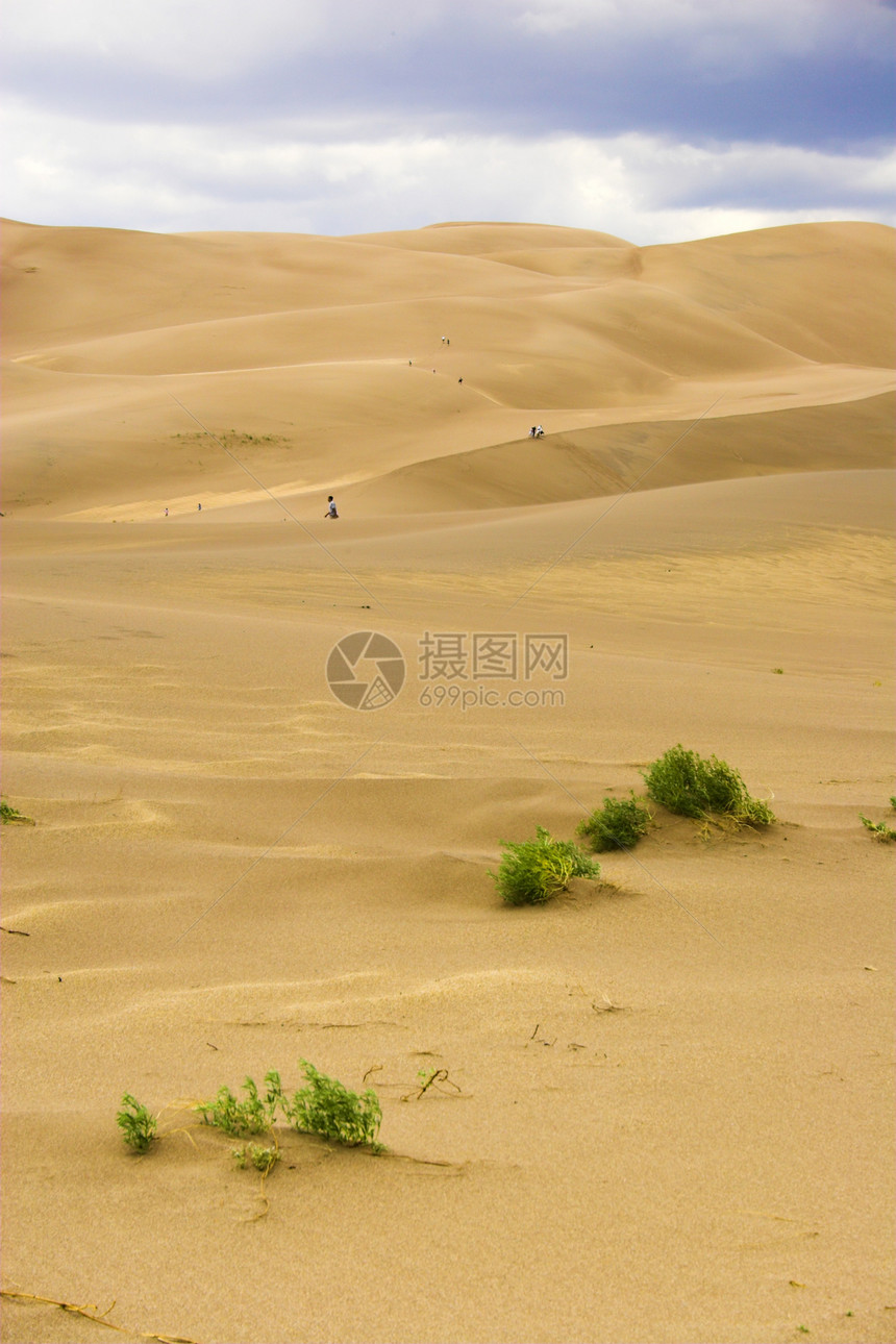 人们在沙丘中行走冥想女孩国家纪念碑旅行荒野孩子蓝色远足旅游图片