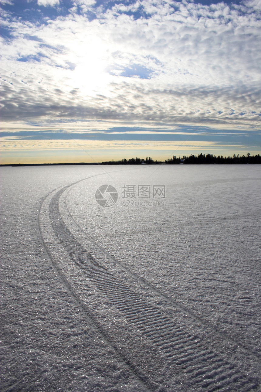 冰字段空气踪迹太阳痕迹路线蓝色天空池塘水晶雪地图片