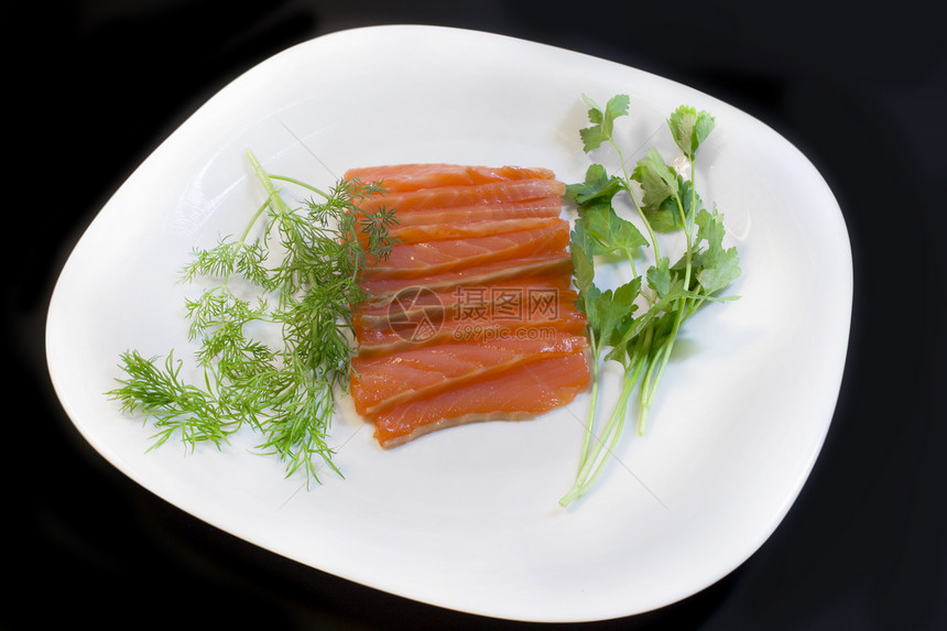 盘子上的鲑鱼海鲜绿色鱼片茴香黑色草本植物红色美食叶子活力图片