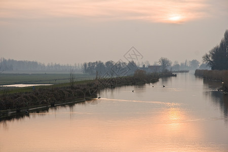 冬季日落时的荷兰美术背景图片