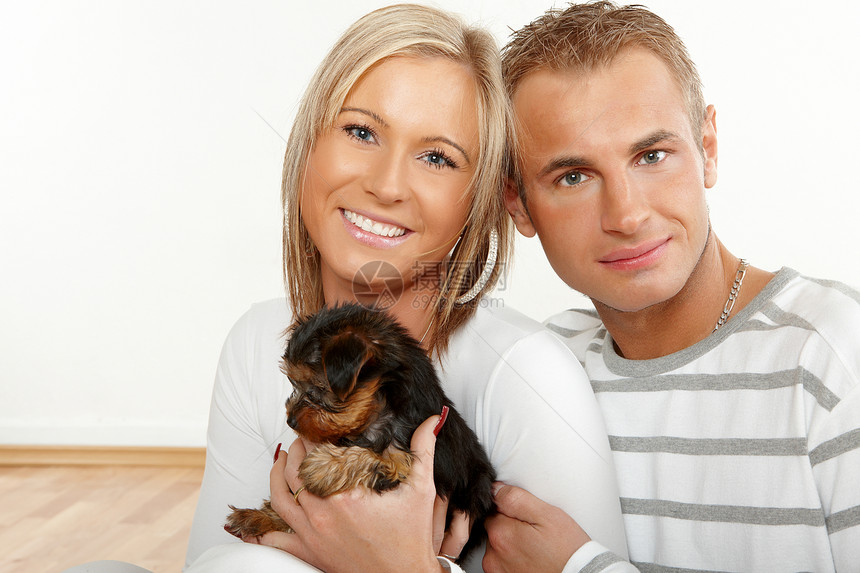 和小狗一对幸福的情侣女孩男性微笑喜悦快乐女士夫妻白色男人宠物图片