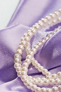 珍珠辉光淡紫色珠宝宝石项链背景图片