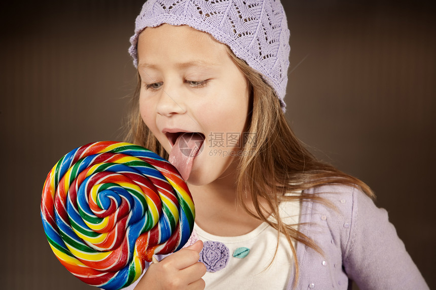 配棒棒棒棒糖的可爱女孩姿势帽子食物青年糖果微笑舌头紫色快乐漩涡图片