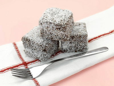 拉明顿蛋糕海绵巧克力食物小吃甜点粉色传统椰子背景图片