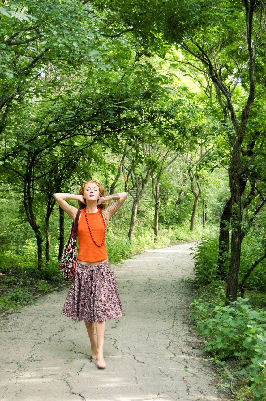 森林中的妇女家庭幸福小路郊游女孩友谊自由喜悦衣服女性图片