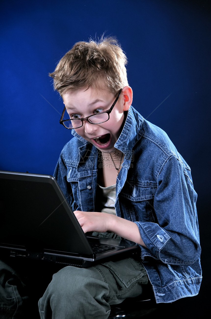 疯狂的年轻黑客工作扇子眼镜意义背景欢乐学习计算机深色智力图片