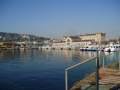 巴塞罗那港爬坡蓝色港口建筑学公园博物馆海事海洋游艇天空背景图片