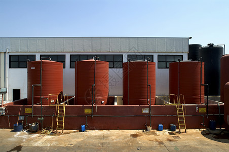 化工工业红色的液氧罐高清图片