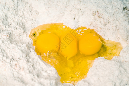 三个鸡蛋黄汤背景图片