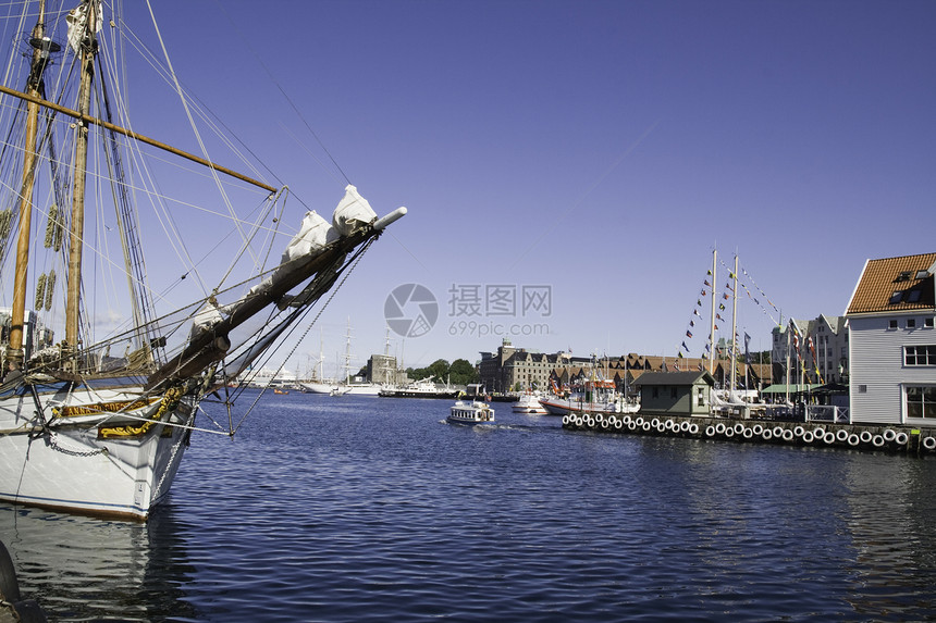 日光下的卑阳港蓝色港口桅杆建筑物高船比赛码头天空城市图片