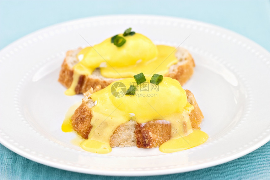 鸡蛋罐头韭菜黄色蓝色面包水煮白色绿色洋葱盘子蛋黄图片
