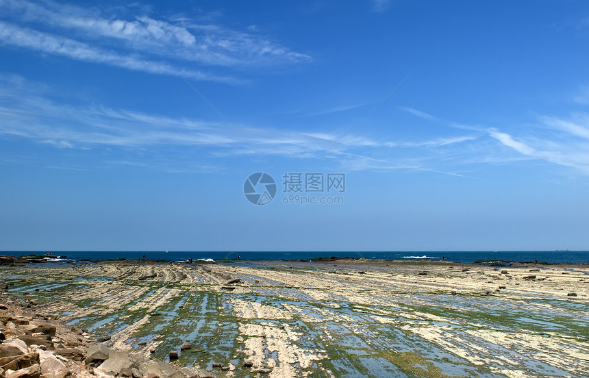绿岩地和蓝天空海藻石头沿海蓝色荒野地平线苔藓海洋海滩晴天图片